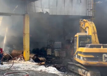 Bombeiros entram no terceiro dia de combate a incêndio na Delmax em Jaraguá do Sul