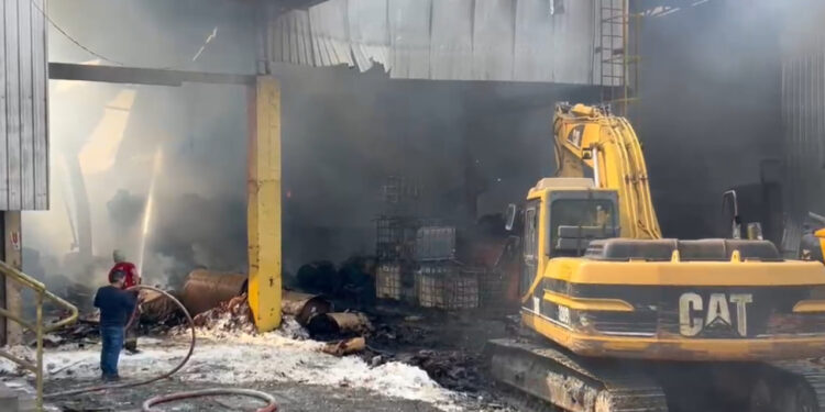 Bombeiros entram no terceiro dia de combate a incêndio na Delmax em Jaraguá do Sul