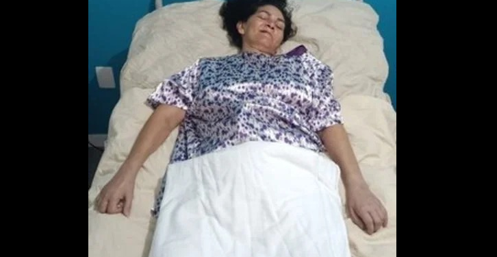 Mulher precisa de ajuda após sofrer AVC e perder movimentos do corpo