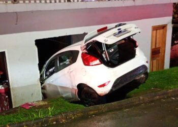 Motorista perde controle de carro e invade casa em Guaramirim
