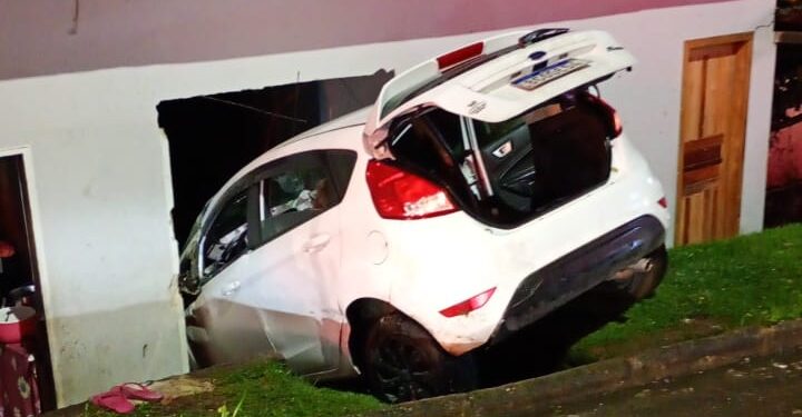 Motorista perde controle de carro e invade casa em Guaramirim