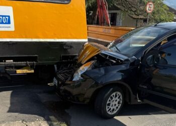 Carro bate em veículo de manutenção ferroviária em Guaramirim