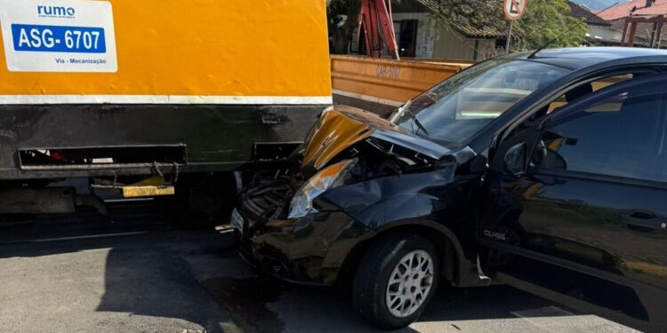 Carro bate em veículo de manutenção ferroviária em Guaramirim