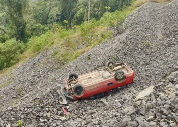 Idoso é resgatado após capotamento na BR-280