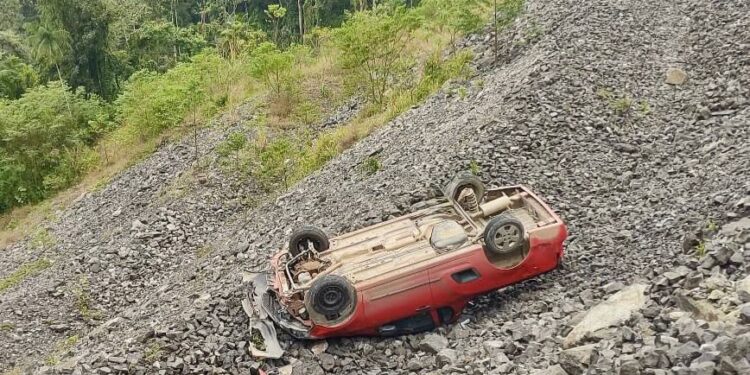 Idoso é resgatado após capotamento na BR-280