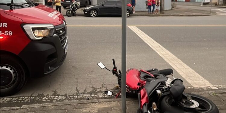 Motociclista tem fratura exposta após acidente em Jaraguá do Sul