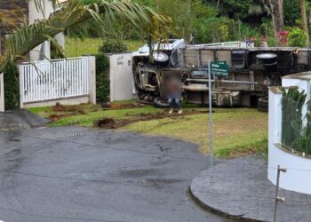 [Vídeo] Caminhão tomba e motorista fica inconsciente em Jaraguá do Sul