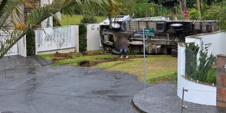 [Vídeo] Caminhão tomba e motorista fica inconsciente em Jaraguá do Sul