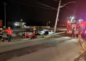 [Vídeo] Carro bate contra poste e quatro pessoas ficam feridas em Guaramirim