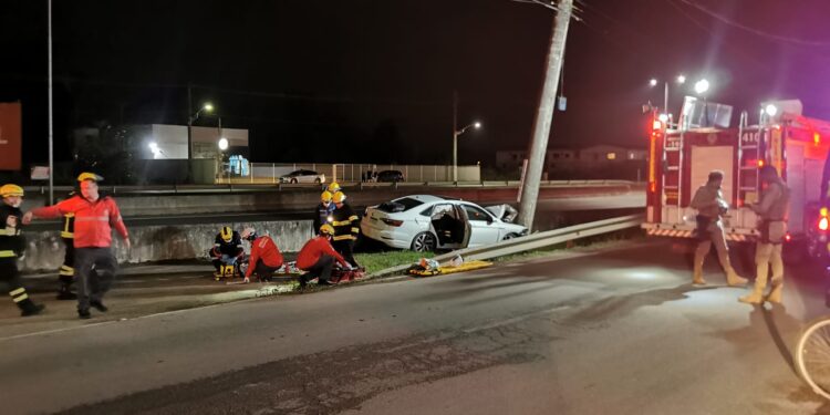 [Vídeo] Carro bate contra poste e quatro pessoas ficam feridas em Guaramirim