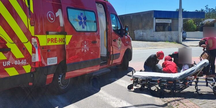 Criança fica ferida ao ser atropelada por carro em Jaraguá do Sul
