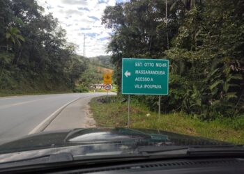 Erro de ortografia em placa de trânsito na SC-110 chama atenção: “Vila Ipoupava”
