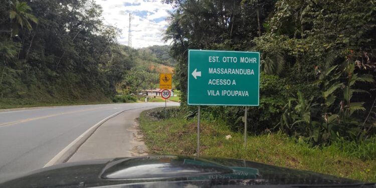 Erro de ortografia em placa de trânsito na SC-110 chama atenção: “Vila Ipoupava”