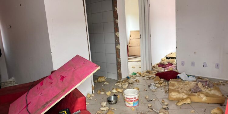 [Vídeo] Homem deixa apartamento e cachorro fica trancado em Guaramirim