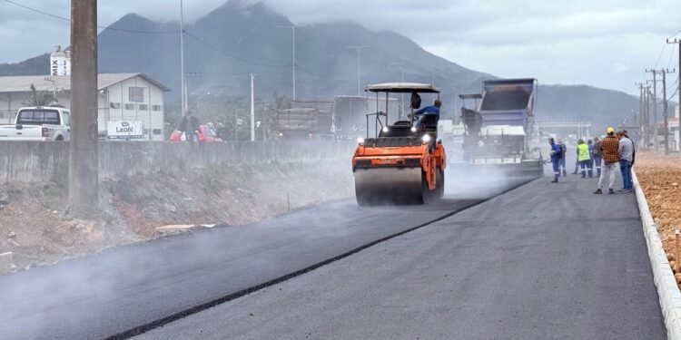Prefeitura começa pavimentação de marginal na BR-280 em Guaramirim