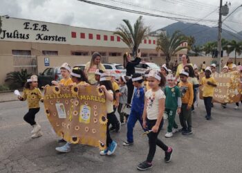 Alunos da escola Julius Karsten fazem passeata em alusão ao Setembro Amarelo em Jaraguá do Sul