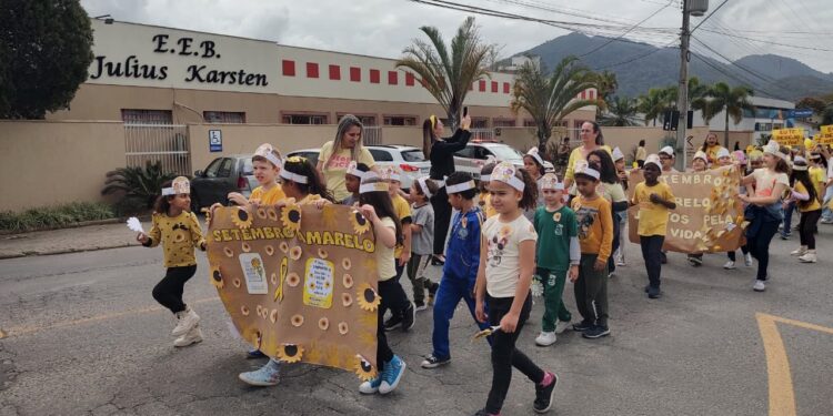 Alunos da escola Julius Karsten fazem passeata em alusão ao Setembro Amarelo em Jaraguá do Sul