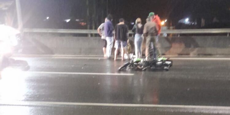 Homem é atropelado por moto e tem fratura exposta na perna em Guaramirim