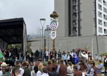 Schützenbaum é instalada na Praça Ângelo Piazera