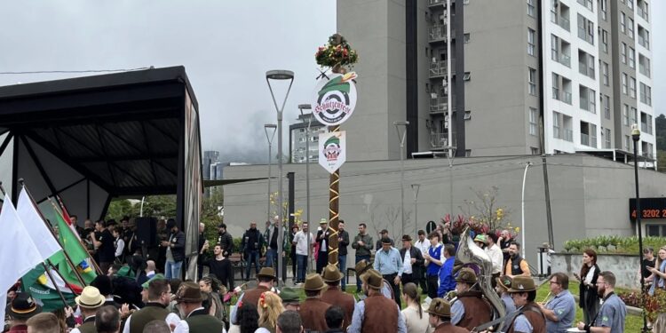 Schützenbaum é instalada na Praça Ângelo Piazera
