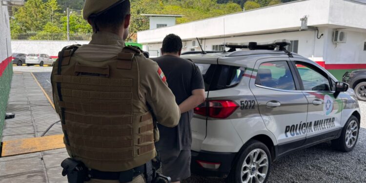 Homem que auxiliou ladrões em assalto contra ex-patrões é preso em Guaramirim