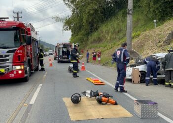 [Fotos e vídeo] Carro e caminhão se envolvem em acidente na SC-110, em Jaraguá do Sul