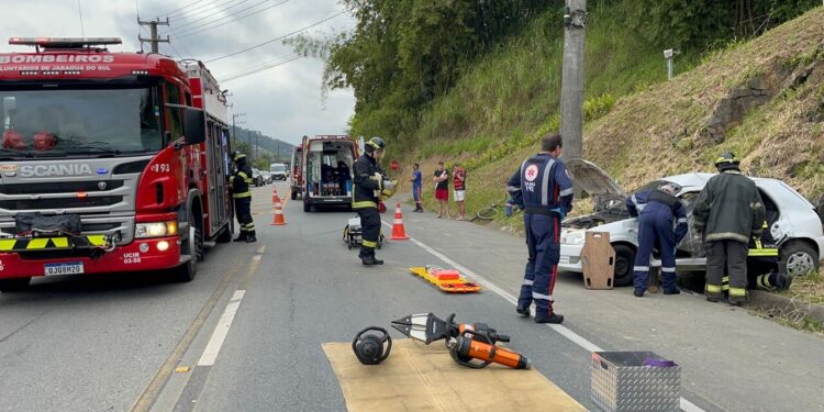 [Fotos e vídeo] Carro e caminhão se envolvem em acidente na SC-110, em Jaraguá do Sul