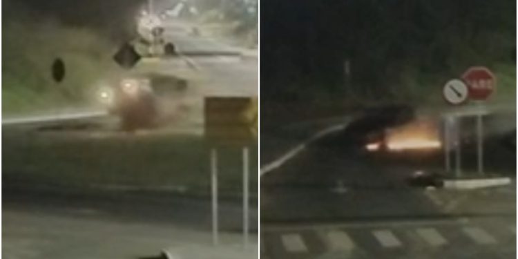 Motorista fica ferido após bater carro em rotatória em Jaraguá do Sul