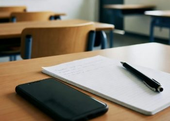 “Babaca, otária”: Estudante de 15 anos desacata professora em escola de Schroeder