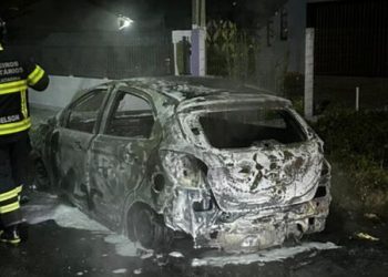 Carro é totalmente queimado em Guaramirim