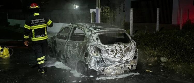 Carro é totalmente queimado em Guaramirim
