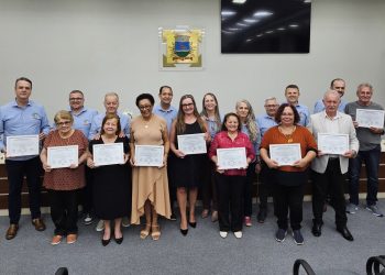 Câmara de Vereadores de Guaramirim presta homenagem a ex-professores