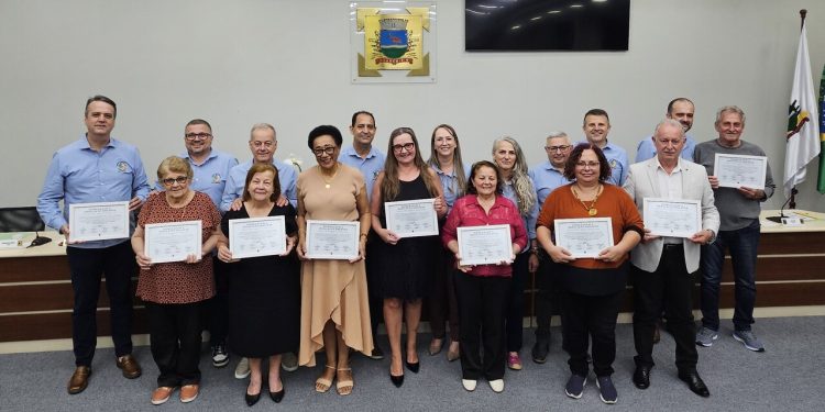 Câmara de Vereadores de Guaramirim presta homenagem a ex-professores