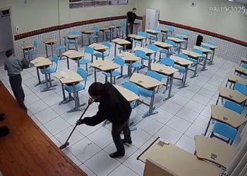 No Colégio Policial Militar de Jaraguá do Sul, os alunos ajudam na limpeza e organização