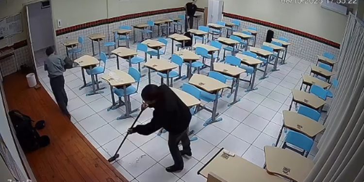 No Colégio Policial Militar de Jaraguá do Sul, os alunos ajudam na limpeza e organização