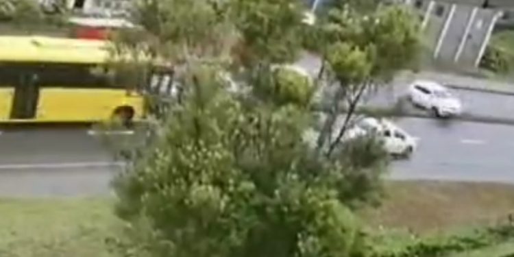 [Vídeo] Motorista morre após grave acidente com ônibus em Joinville