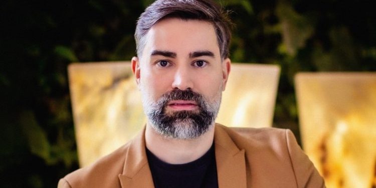 Transplante de sobrancelhas: procedimento que devolve harmonia e confiança das mulheres