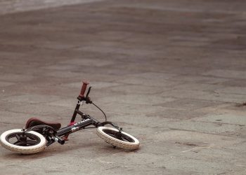 Crianças de 2 e 5 anos são encontradas sozinhas na via pública em Jaraguá do Sul