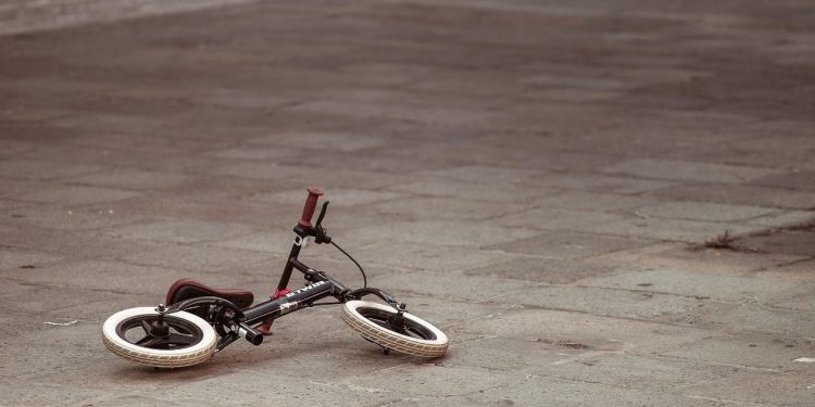 Crianças de 2 e 5 anos são encontradas sozinhas na via pública em Jaraguá do Sul