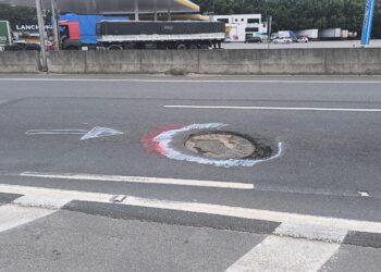 Tampa na BR-280 em Guaramirim é sinalizada por moradores