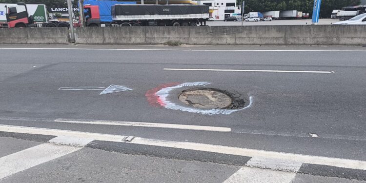 Tampa na BR-280 em Guaramirim é sinalizada por moradores