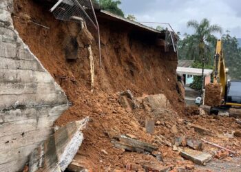[Vídeo] Após chuvas, muro de casa cai em Guaramirim