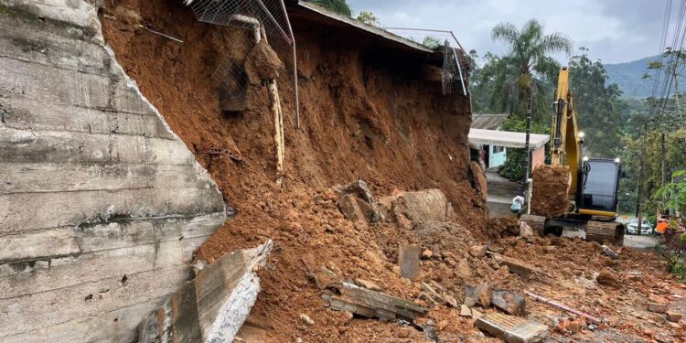 [Vídeo] Após chuvas, muro de casa cai em Guaramirim