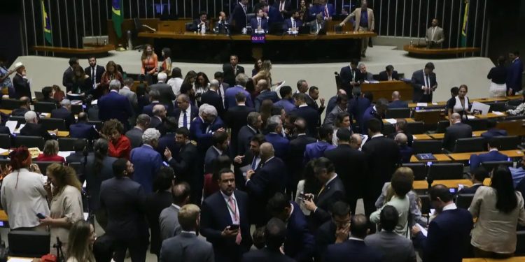 Câmara aprova isenção do Imposto de Renda para quem ganha até R$ 5 mil