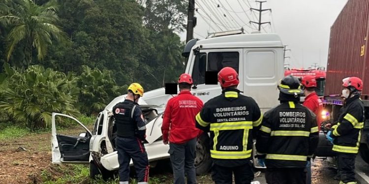 [Fotos e vídeo] Mulher morre em grave acidente na SC-110, em Jaraguá do Sul