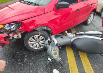 [Fotos e vídeo] Motociclista é levado ao hospital após acidente com carro em Jaraguá do Sul