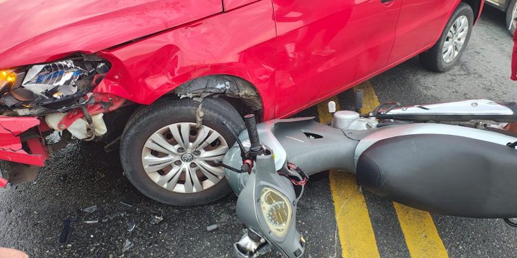 [Fotos e vídeo] Motociclista é levado ao hospital após acidente com carro em Jaraguá do Sul