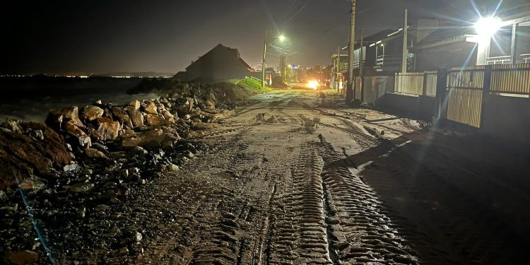 [Vídeo] Barra Velha decreta situação de emergência após mar ‘engolir’ trechos de praia