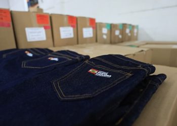 Governo de SC entrega 440 mil calças jeans para estudantes do ensino médio
