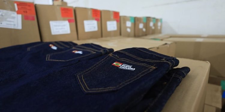 Governo de SC entrega 440 mil calças jeans para estudantes do ensino médio